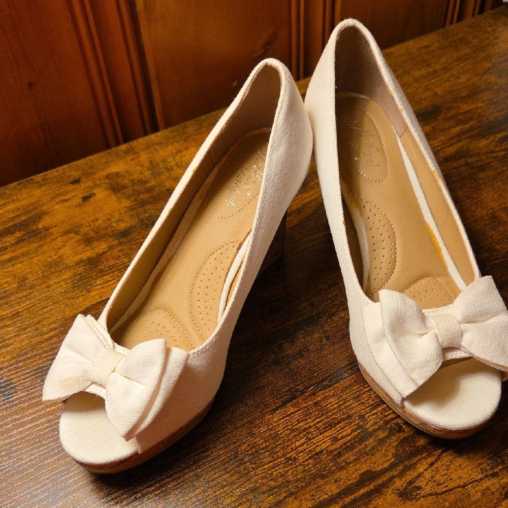 Dexflex Comfort Cream Bow Heels